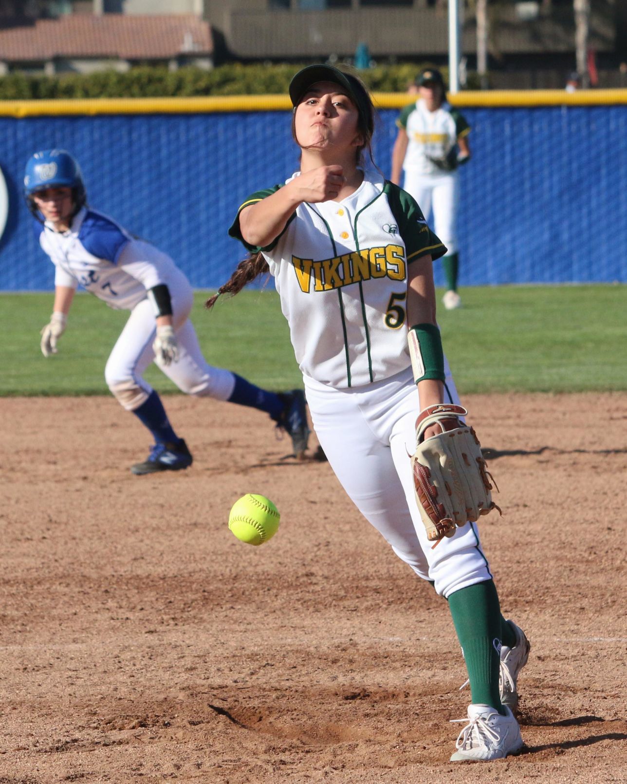 Vikings hold down Huskies
